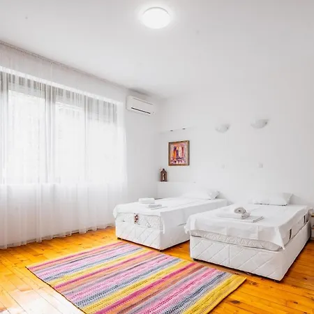 Elegant & Spacious In The Heart Of דירה
