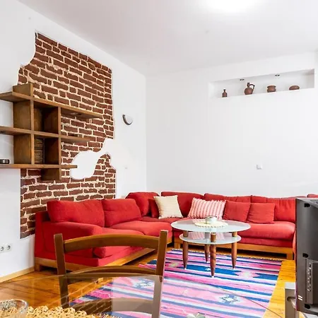 Elegant & Spacious In The Heart Of *